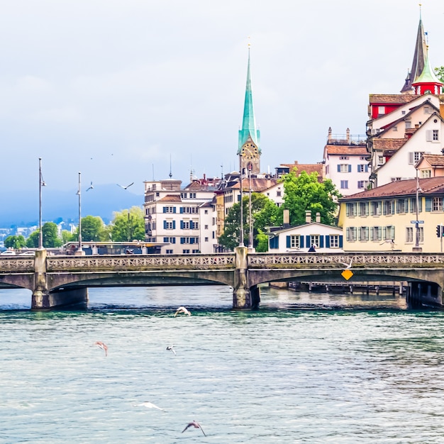 Zúrich suiza vista de edificios históricos del casco antiguo cerca de la estación principal de tren de zurich hb hau ...