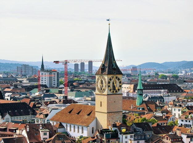 Zurique, Suíça - 2 de setembro de 2016: Pináculos da Igreja de São Pedro e Igreja Agostiniana e telhados do centro da cidade de Zurique, Suíça.