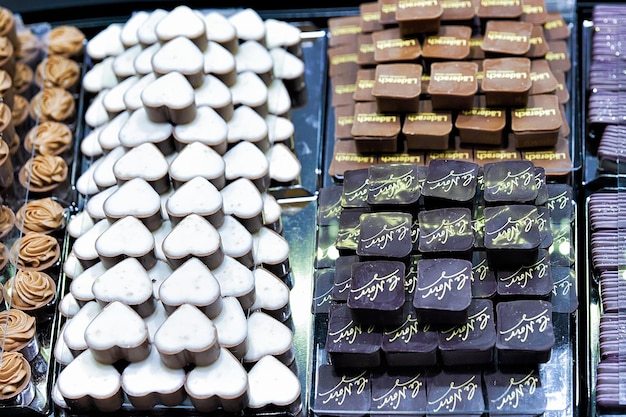 Zurique, Suíça - 2 de setembro de 2016: Seleção de doces suíços de chocolate e chocolate branco