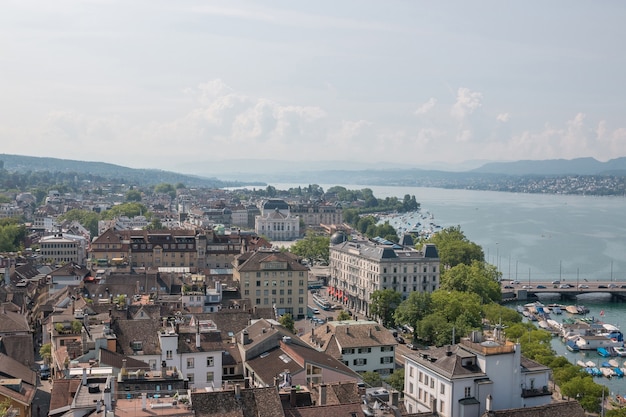 Zurique, Suíça - 21 de junho de 2017: Vista aérea do centro da cidade de Zurique com a Ópera e o Lago Zurique da Igreja Grossmunster, Zurique, Suíça. Paisagem de verão, clima ensolarado e dia ensolarado