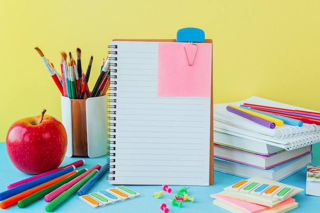 Zurück in der Schule Arbeit, Arbeitsplatz eines Schulkindbriefpapiers, Notizbücher auf Blau