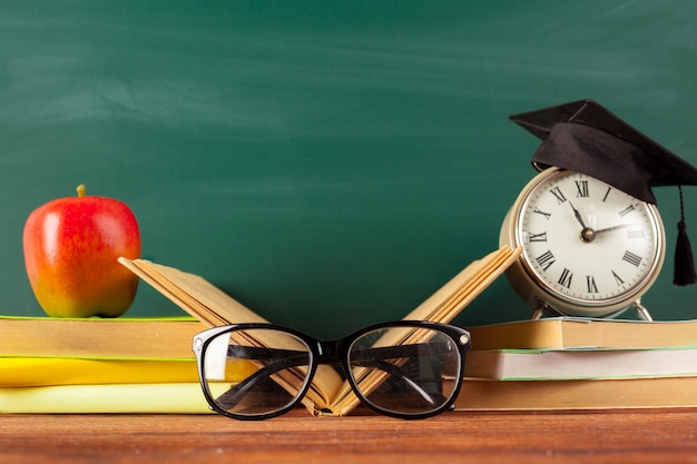 Zurück in die Schule - Apfel und Bücher mit Stiften und Tafel