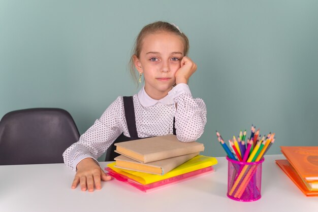 Zurück in die Schule Denkender Junge, der am Schreibtisch sitzt und Hausaufgaben macht