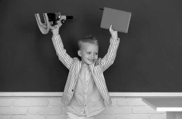 Zurück in die Schule kleiner Schuljunge studiert in einem Klassenzimmer in der Grundschule kleines Kind mit