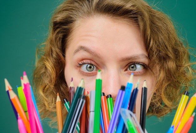 Zurück in die Schule lustiger Lehrer Schulbedarf Stift Bleistifte Bildung Schuljob Lehrer im Klassenzimmer