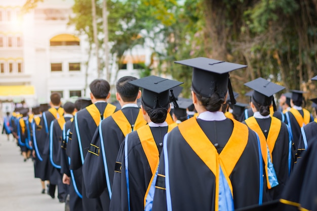 Zurück von Absolventen während des Studienbeginns. Schließen Sie oben an der Absolventkappe