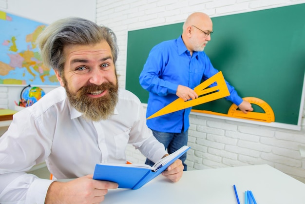 Foto zurück zu den schullehrern im klassenzimmer lernen schulkonzept september lehrt unterricht in