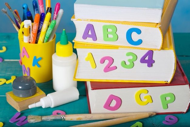 Zurück zu Schulbriefpapier ist auf dem Tisch. Blauer Himmel farbiger Hintergrund