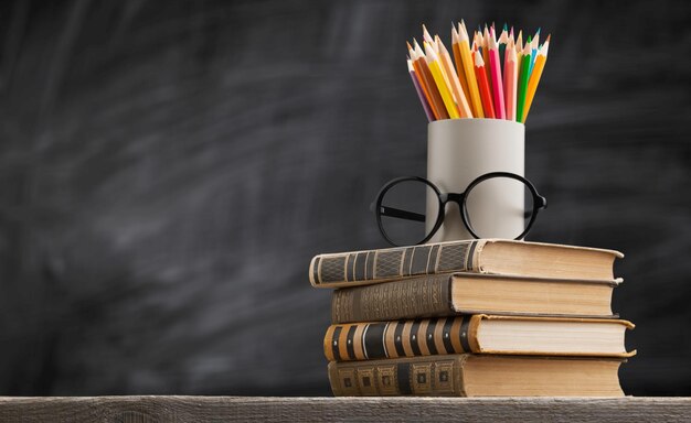 Foto zurück zum schulhintergrund mit büchern und apfel über tafel