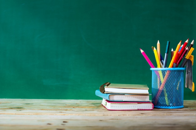 Zurück zum Schulkonzept. Buntstift und Zubehör auf Holztisch