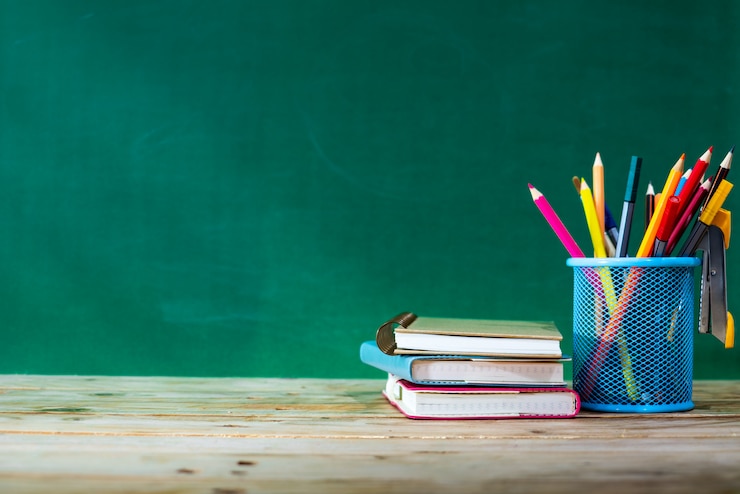 Foto zurück zum schulkonzept. buntstift und zubehör auf holztisch