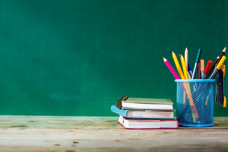 Foto zurück zum schulkonzept. buntstift und zubehör auf holztisch