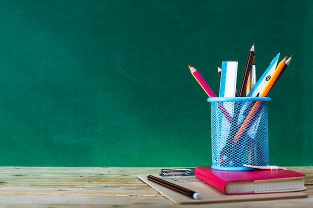 Zurück zum Schulkonzept. Buntstift und Zubehör auf Holztisch