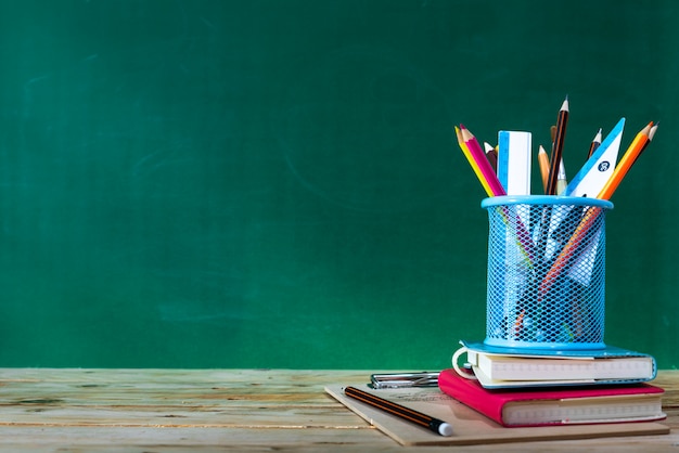 Zurück zum Schulkonzept. Buntstift und Zubehör auf Holztisch