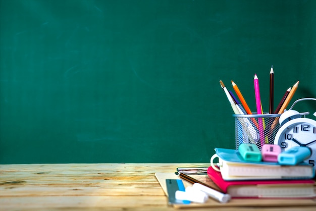 Zurück zum Schulkonzept. Buntstift und Zubehör auf Holztisch