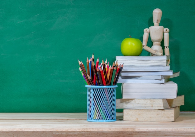 Zurück zum Schulkonzept. Buntstift und Zubehör auf Holztisch