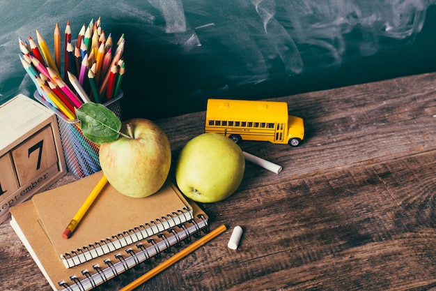 Foto zurück zum schulkonzept mit schulmaterial