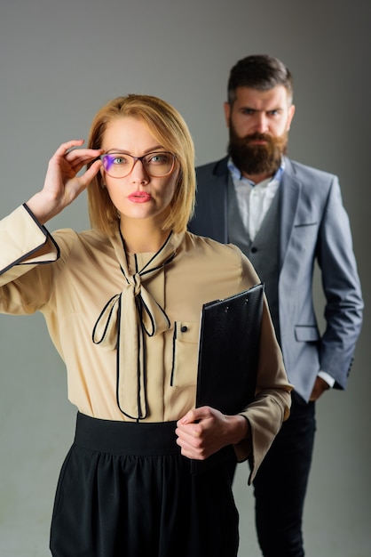 Zurück zur Schule. 1. September. Lehrerin mit Brille. Ausbildung. Schuljob. Porträt der sinnlichen Lehrerin mit Notizblock. Bärtiger Lehrer. Zwei Lehrer.