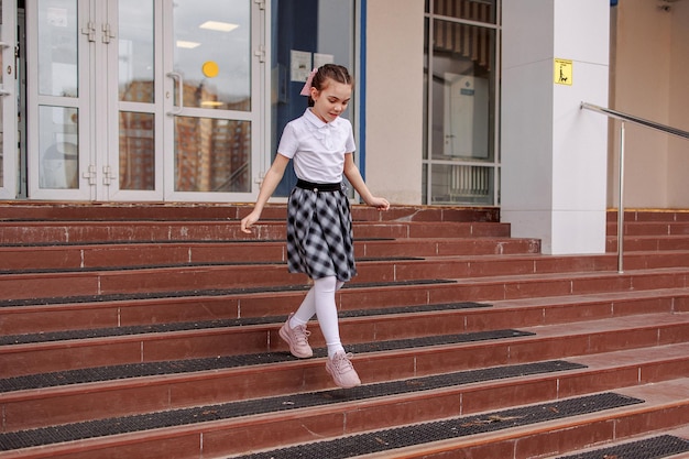 Zurück zur Schule gehen Mädchen in Schuluniform zur Schule