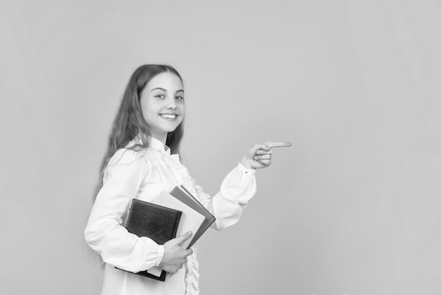 Zurück zur Schule Kindererziehung Wissenstag Kind hält Notebook-Schüler in der High School