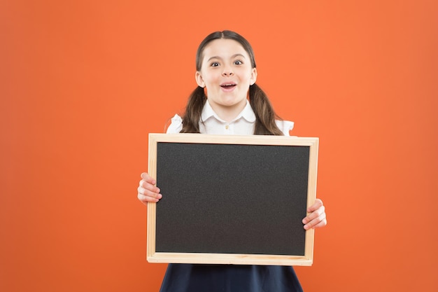 Zurück zur Schule kommerzielles Marketingkonzept Geschäftsanzeige neue Einkaufsidee Schulmarkt Verkaufsbeschilderung fröhliches Schulmädchen mit Tafel glücklicher Schüler in Schuluniform Kopierraum