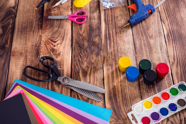 Foto zurück zur schule-konzept schulmaterialien und leere tafel auf hölzernem hintergrund