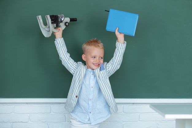 Zurück zur Schule lernen kleine Schüler in einem Klassenzimmer an der Grundschule kleines Kind mit Microsco