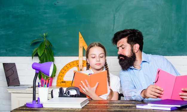 Zurück zur Schule, Mathematik, Geometrie, Biologie, Chemieunterricht, Vater und Tochter lernen im Klassenzimmer