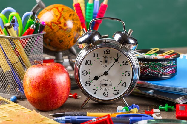 Foto zurück zur schule. schulmaterial in komposition auf dem tisch.