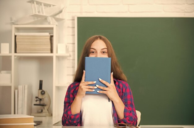 Zurück zur Schule, Teenager-Mädchen, das bereit ist, Kinder zu studieren, macht Hausaufgaben mit Buch-Teenager-Studenten