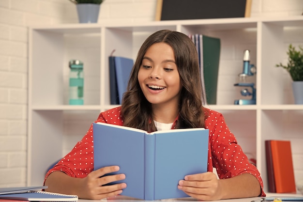 Zurück zur Schule Teenager Schulmädchen Lesebuch bereit zu lernen Glückliches Mädchen Gesicht positive und lächelnde Emotionen