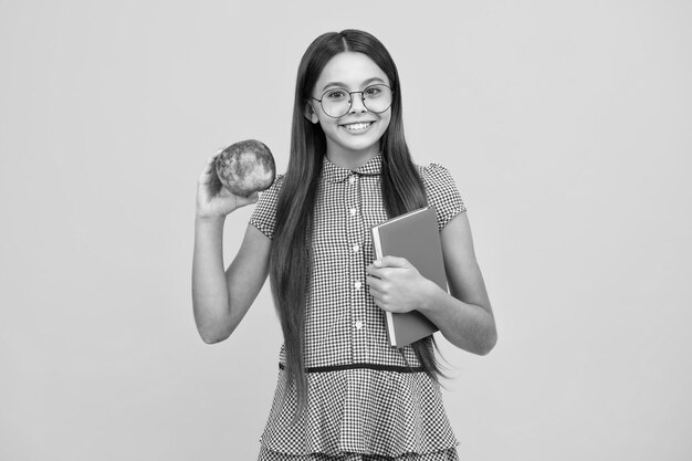 Zurück zur Schule Teenager Schulmädchen mit Tasche halten Apfel und Buch bereit zu lernen Schulkinder