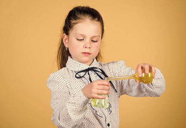 Zurück zur Schule Wissenschaftsforschung im Labor Kleines Schulmädchen kleines intelligentes Mädchen mit Testflasche Bildung und Wissen Kind studiert Biologieunterricht Schlechte medizinische Ergebnisse Schwer zu diagnostizieren