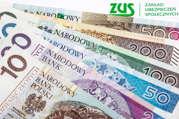 Foto zus instituição polonesa de seguros sociais no fundo do zloty polonês