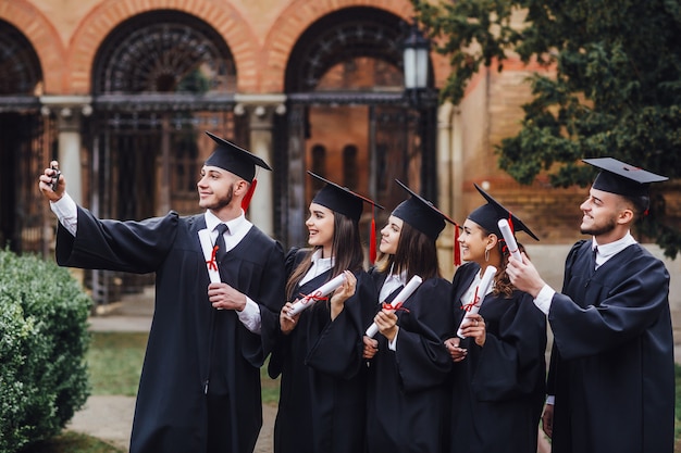 Zusammen lernen. Gruppe Studenten, die im Campus stehen und selfie machen