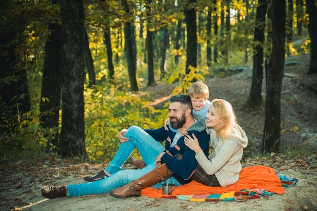 Zusammen spielen. Muttervater und kleiner Sohn spielen im Park. Glückliche Familie mit dem kleinen Jungen, der sich beim Wandern im Wald entspannt. Schönes Paar mit Baby spielen zusammen. Spiele spielen. Urlaubs- und Tourismuskonzept