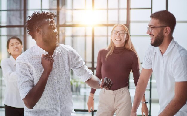 Zusammenarbeit am Projekt Team Building Konzept Büroalltag