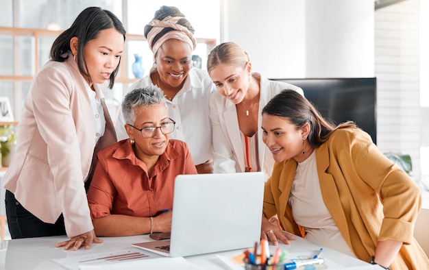 Foto zusammenarbeit im teamwork oder lesen von e-mails auf dem laptop in geschäftstreffen zur überprüfung der unternehmenswachstumsstrategie oder idee im büro gruppe von startup-frauen für seo-zeitplan oder planungskalenderrecherche