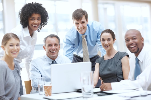 Zusammenarbeit Laptop und Porträt von Geschäftsleuten im Vorstandsaal des Büros zusammen für das Management Unternehmensvielfalt und Treffen mit Männern und Frauen Mitarbeitergruppe am Arbeitsplatz für ein Seminar