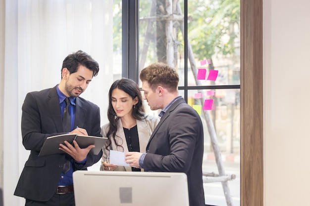 Zusammenarbeit und Analyse durch Geschäftsleute, die im Büro arbeiten