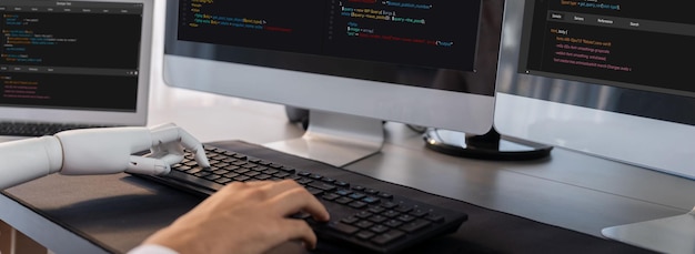 Zusammenarbeit zwischen Roboterhand und menschlichem Softwareentwickler Trailblazing