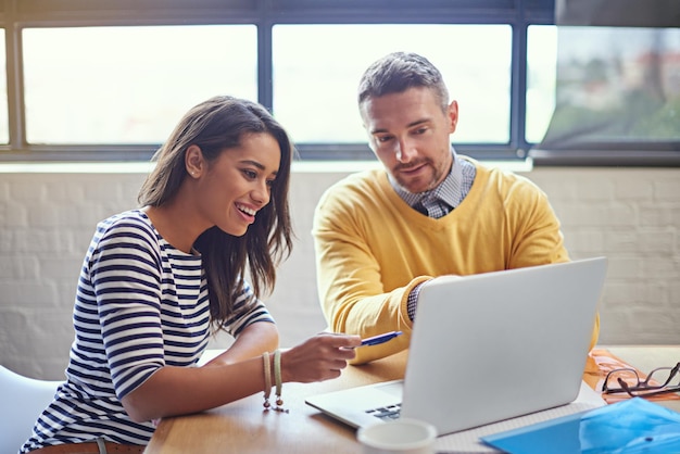 Zusammenarbeiten, verbinden und erstellen Aufnahme von Kollegen, die gemeinsam an einem Laptop in einem Büro arbeiten