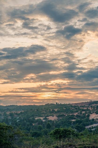 Zusammenfassung Hintergrund Himmel Morgendämmerung Sonnenuntergang Kontrast dunkle Schatten helle Wolke Sonne orange Silhouette über den Bergen in der Nähe des Meeres