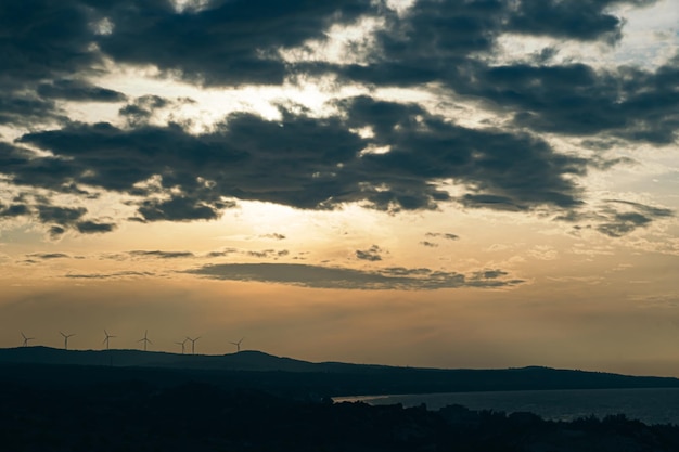 Zusammenfassung Hintergrund Himmel Morgendämmerung Sonnenuntergang Kontrast dunkle Schatten helle Wolke Sonne orange Silhouette über den Bergen in der Nähe des Meeres