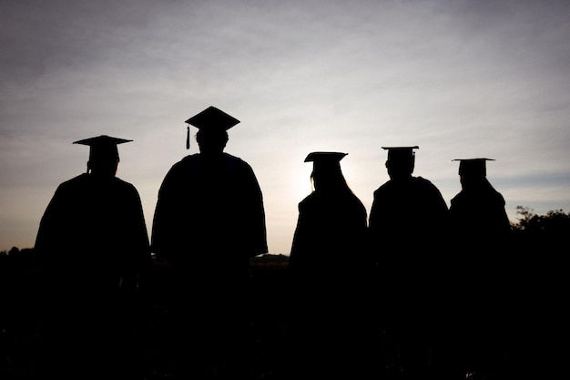 Zusammenfassung Nahaufnahme Rückansicht Gruppe der Hochschulabsolventen bei Silhouette Sonnenuntergang