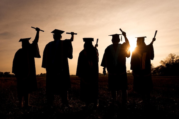 Zusammenfassung Nahaufnahme Rückansicht Gruppe der Hochschulabsolventen bei Silhouette Sonnenuntergang