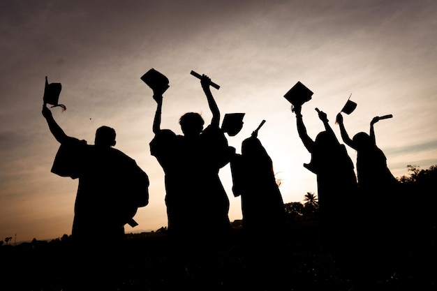 Zusammenfassung Nahaufnahme Rückansicht Gruppe der Hochschulabsolventen bei Silhouette Sonnenuntergang