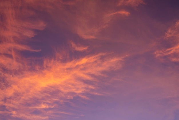 Zusammenfassung und Muster des Wolkenhimmels Beruhigende Koralle Orange Trendfarbe des Jahres Hintergrund Muster aus bunten Wolken und Himmel Sonnenuntergang oder Sonnenaufgang Dramatischer Sonnenuntergang in der Dämmerung Wundervoller Himmel