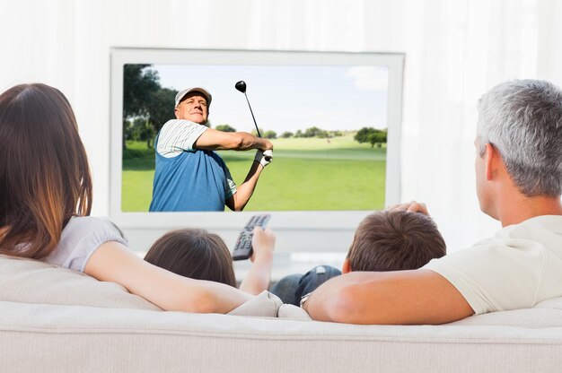 Zusammengesetztes Bild der Ansicht eines Mannes, der Golf spielt?