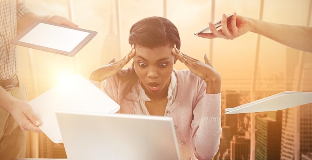 Zusammengesetztes Bild der Geschäftsfrau bei der Arbeit gestresst